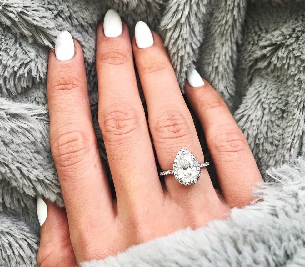 Can A Single Woman Wear A Diamond Ring?