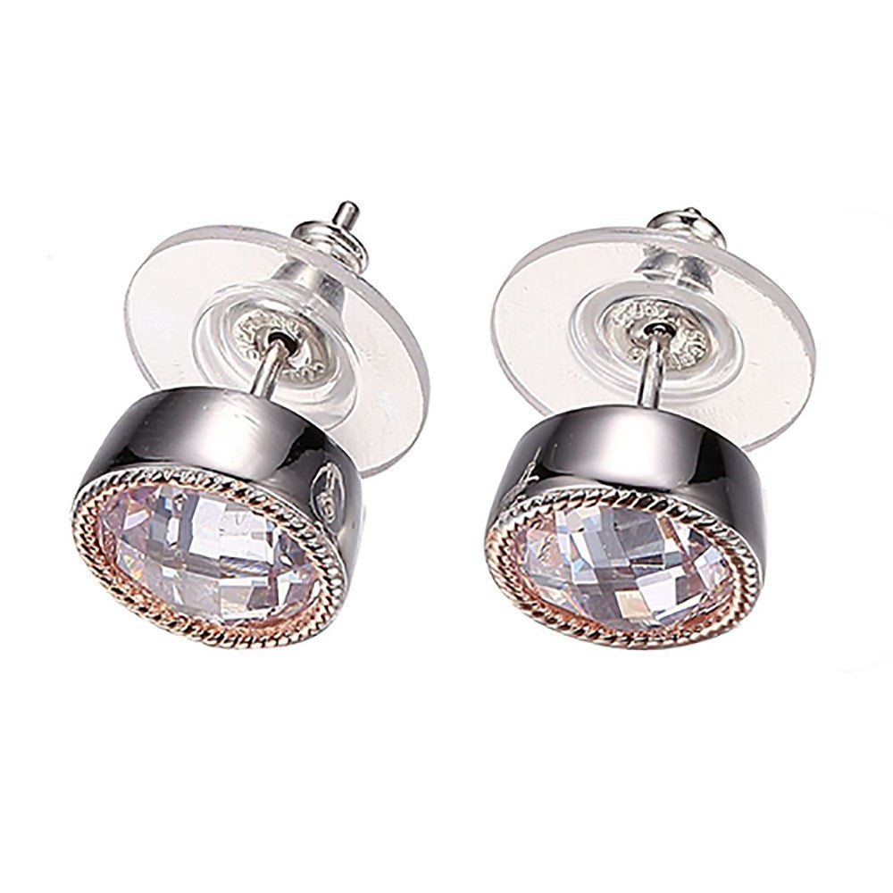 A Fashion Earrings from the ESSENCE collection.